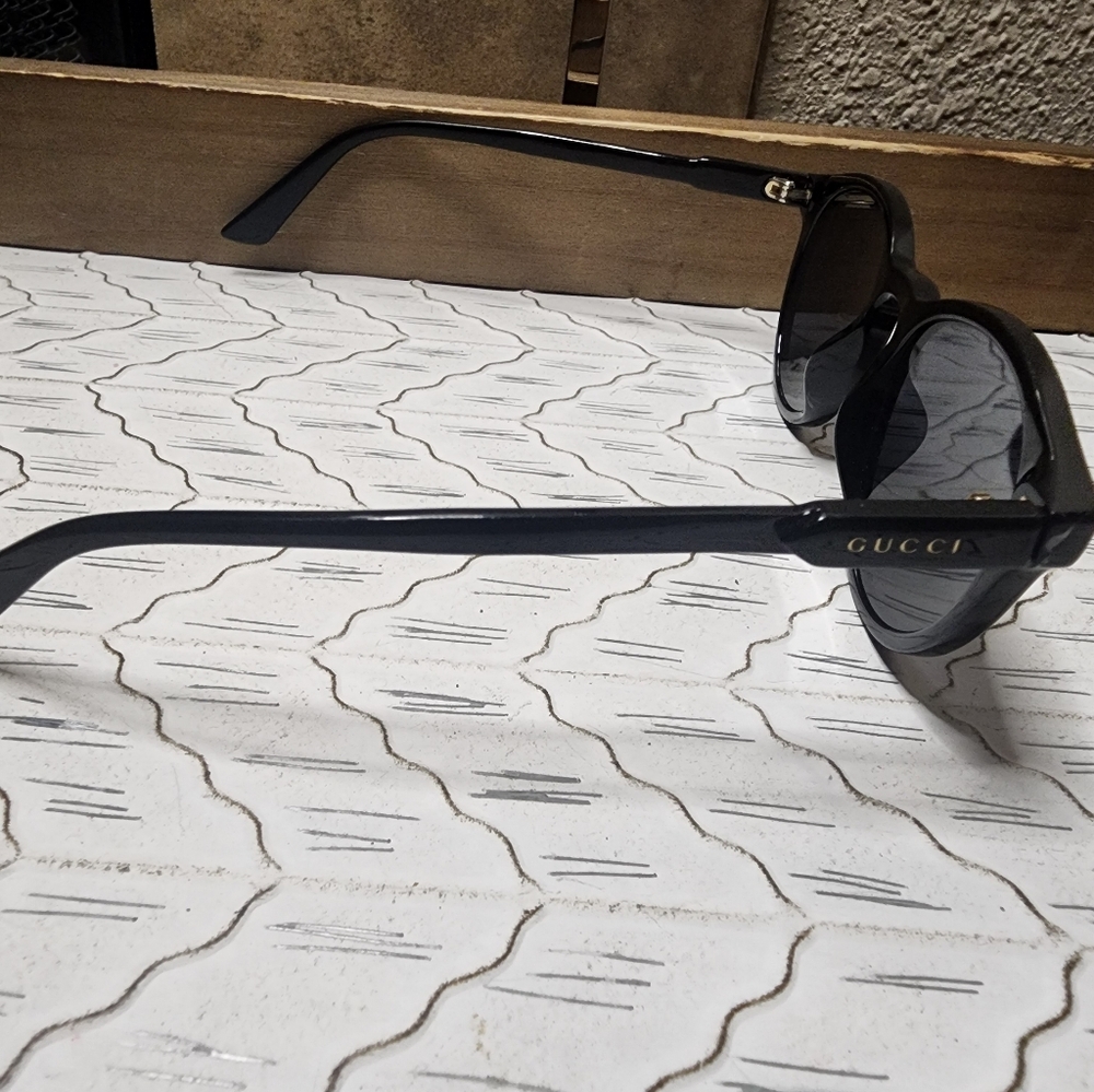 Gucci sunglasses with case, bag, and cleaner - Picture 6 of 10